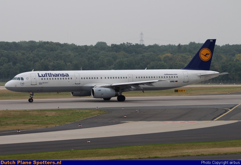 D-AIRS Airbus A320 Lufthansa by airbus