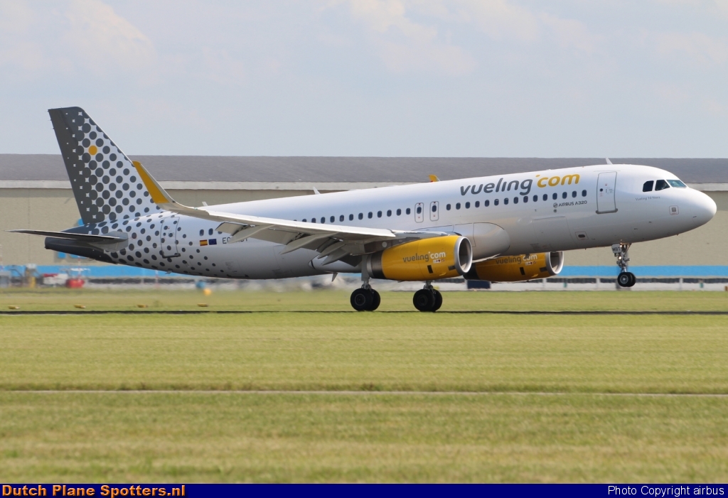 EC-MBT Airbus A320 Vueling.com by airbus