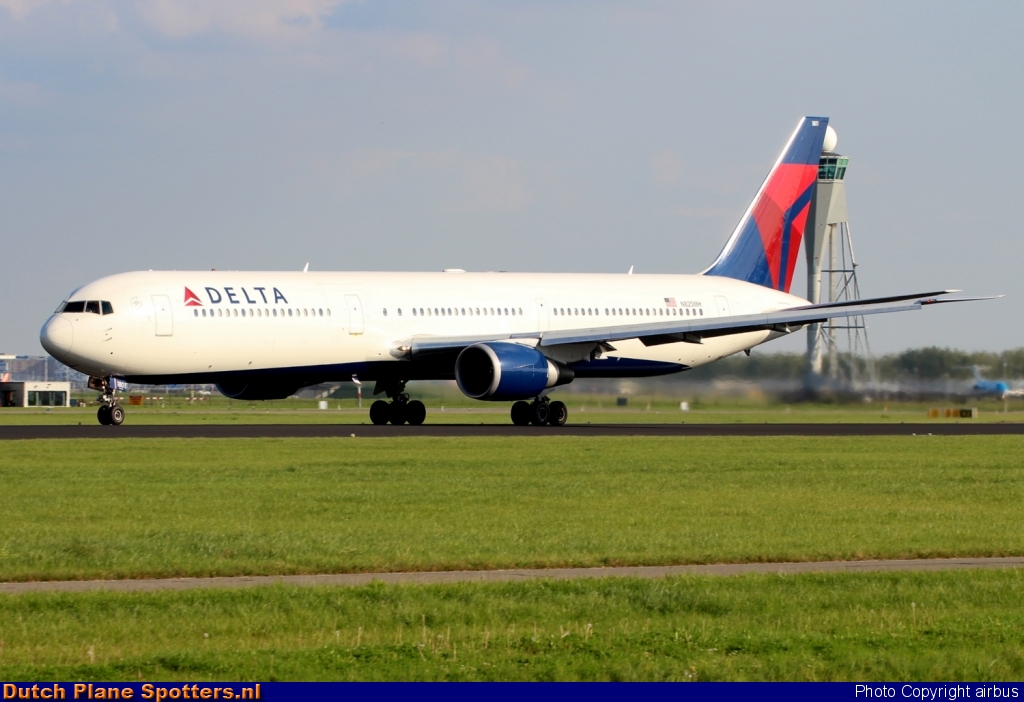 N825MH Boeing 767-400 Delta Airlines by airbus