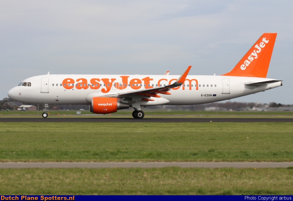 G-EZOH Airbus A320 easyJet by airbus