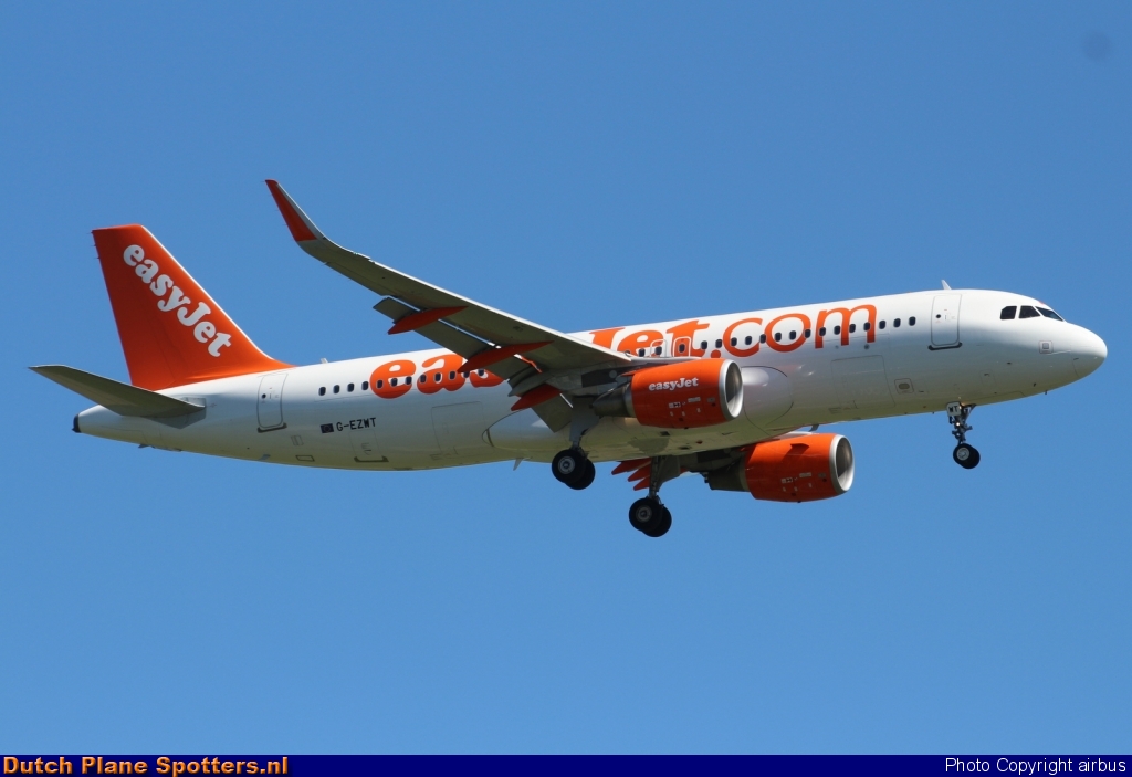 G-EZWT Airbus A320 easyJet by airbus