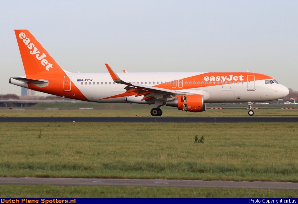 G-EZOW Airbus A320 easyJet by airbus