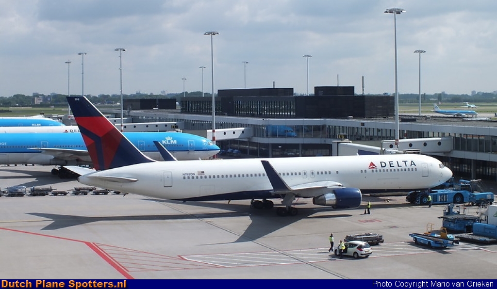 N198DN Boeing 767-300 Delta Airlines by MariovG