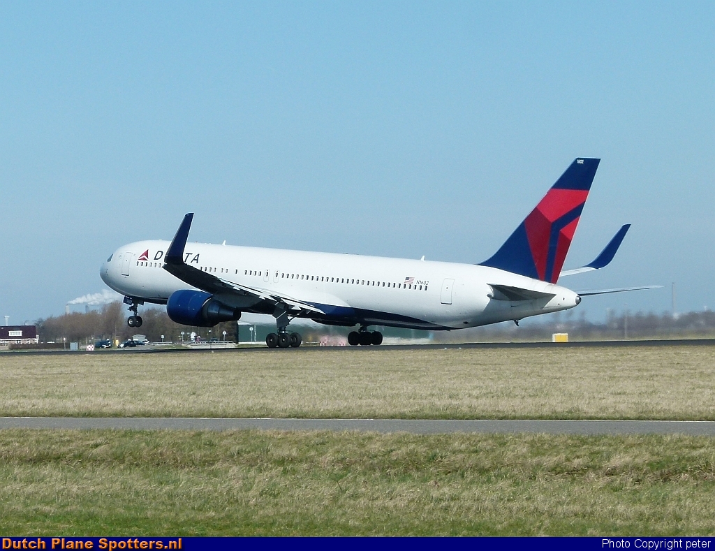 N1602 Boeing 767-300 Delta Airlines by peter