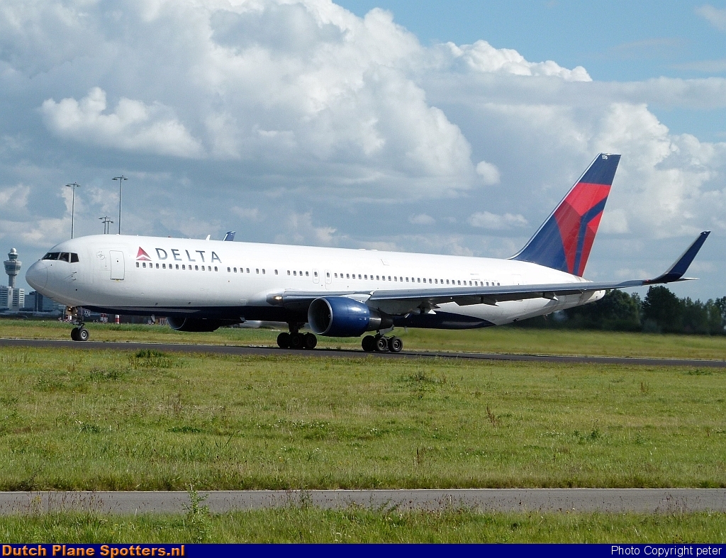 N176DN Boeing 767-300 Delta Airlines by peter