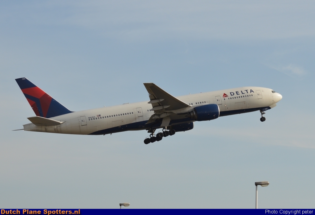 N861DA Boeing 777-200 Delta Airlines by peter