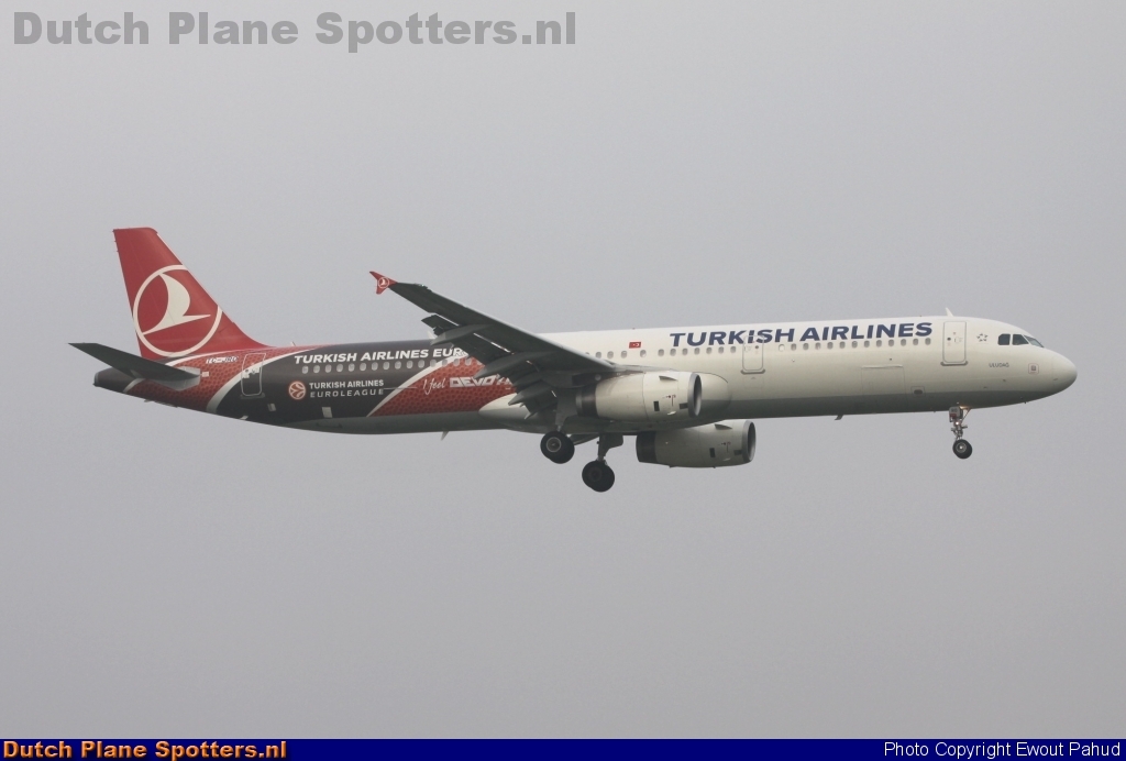 TC-JRO Airbus A321 Turkish Airlines by Ewout Pahud