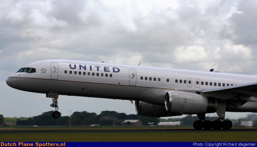 N17104 Boeing 757-200 United Airlines by Richard stegeman