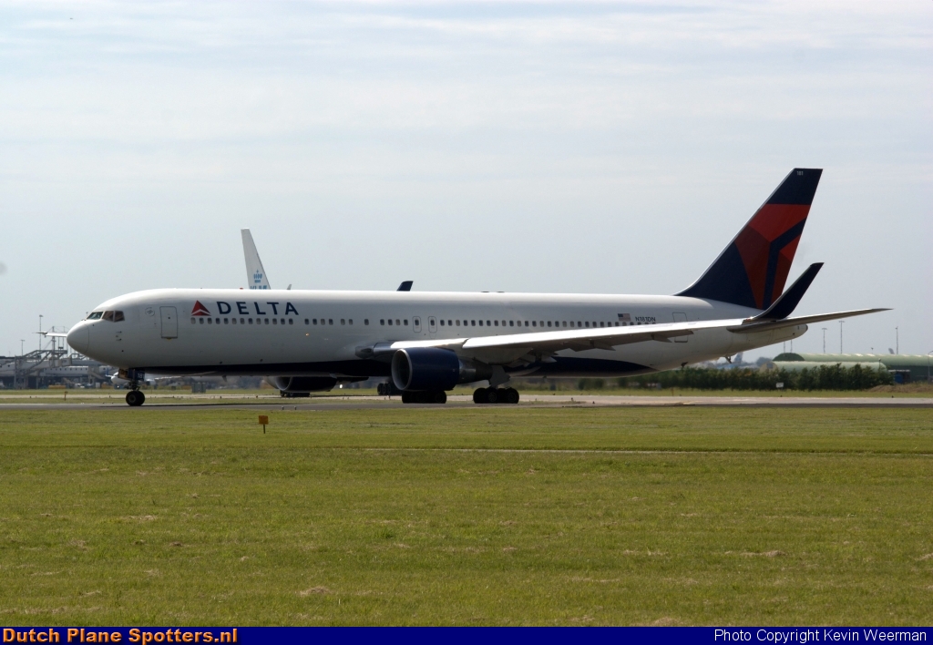 N181DN Boeing 767-300 Delta Airlines by Kevin Weerman