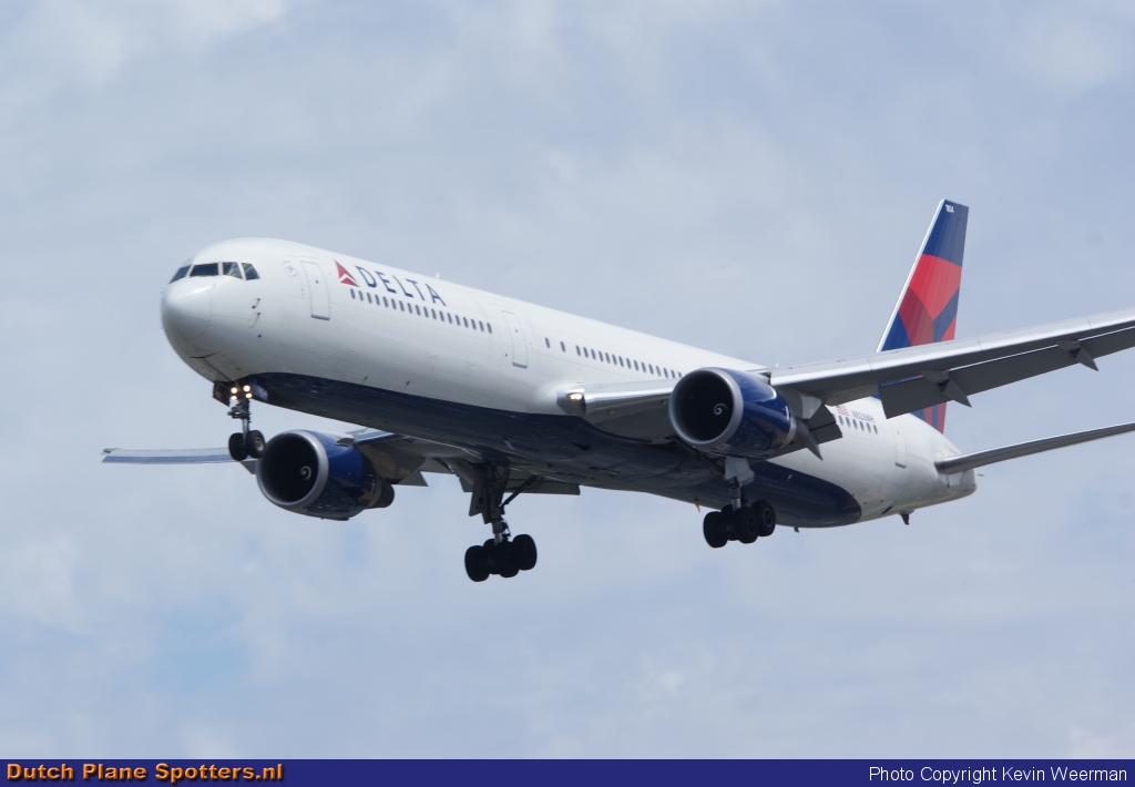 N828MH Boeing 767-400 Delta Airlines by Kevin Weerman