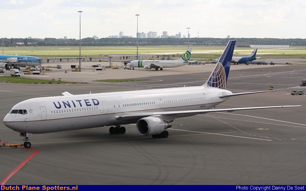N69059 Boeing 767-400 United Airlines by Danny De Soet