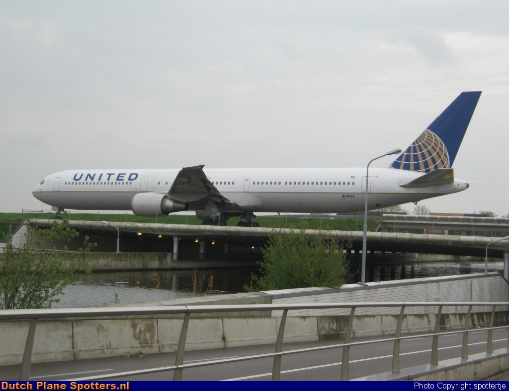 N67058 Boeing 767-400 United Airlines by spottertje