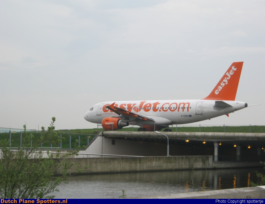 G-EZIH Airbus A319 easyJet by spottertje