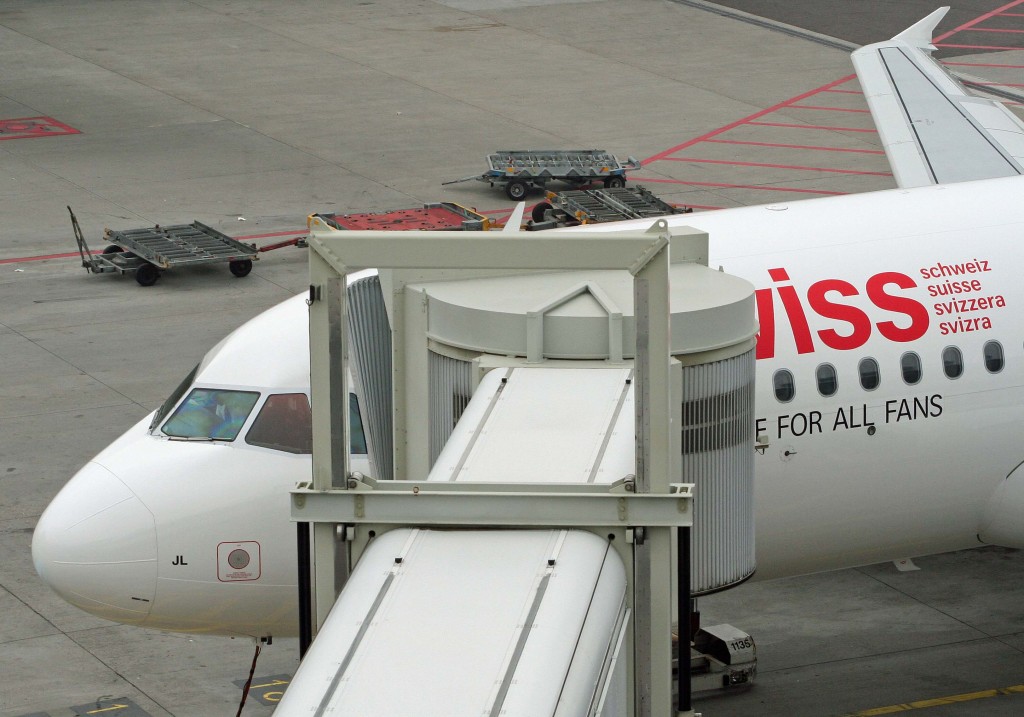 HB-IJL Airbus A320 Swiss International Air Lines by sponk