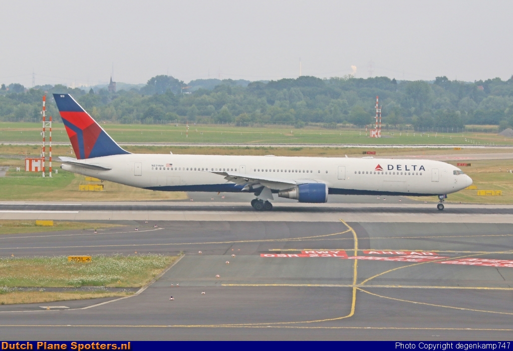 N839MH Boeing 767-400 Delta Airlines by Herman Degenkamp