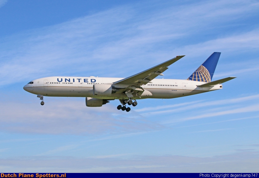 N226UA Boeing 777-200 United Airlines by Herman Degenkamp