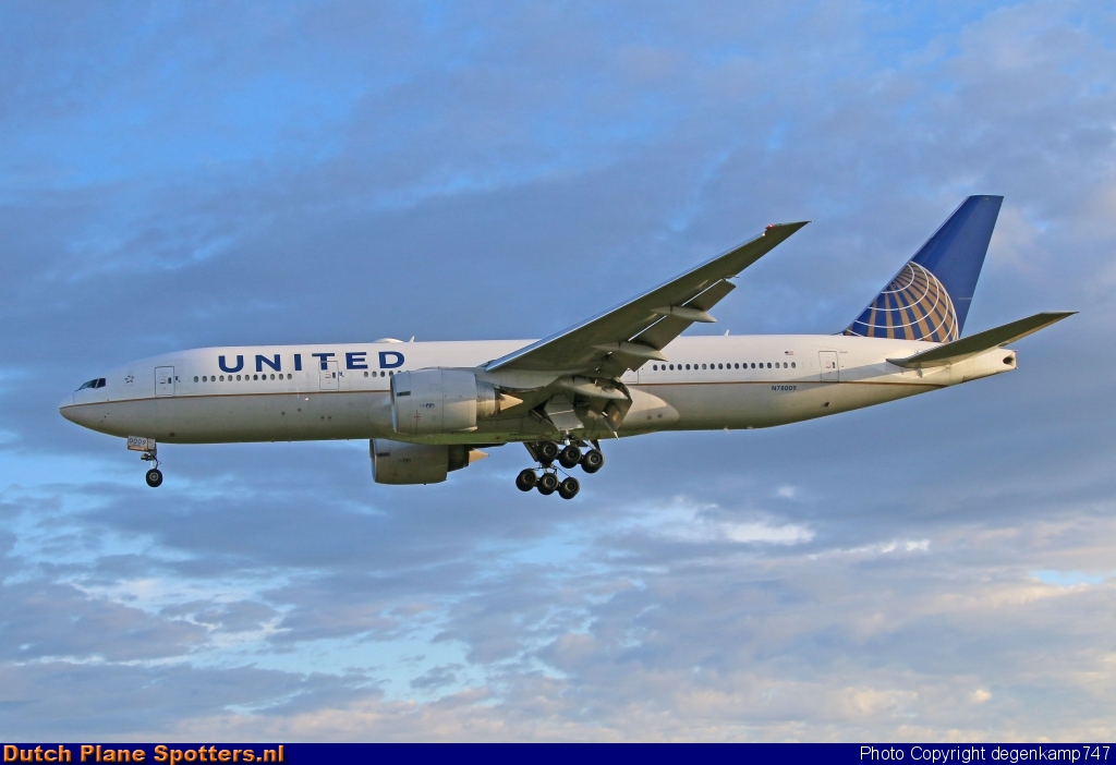 N78009 Boeing 777-200 United Airlines by Herman Degenkamp