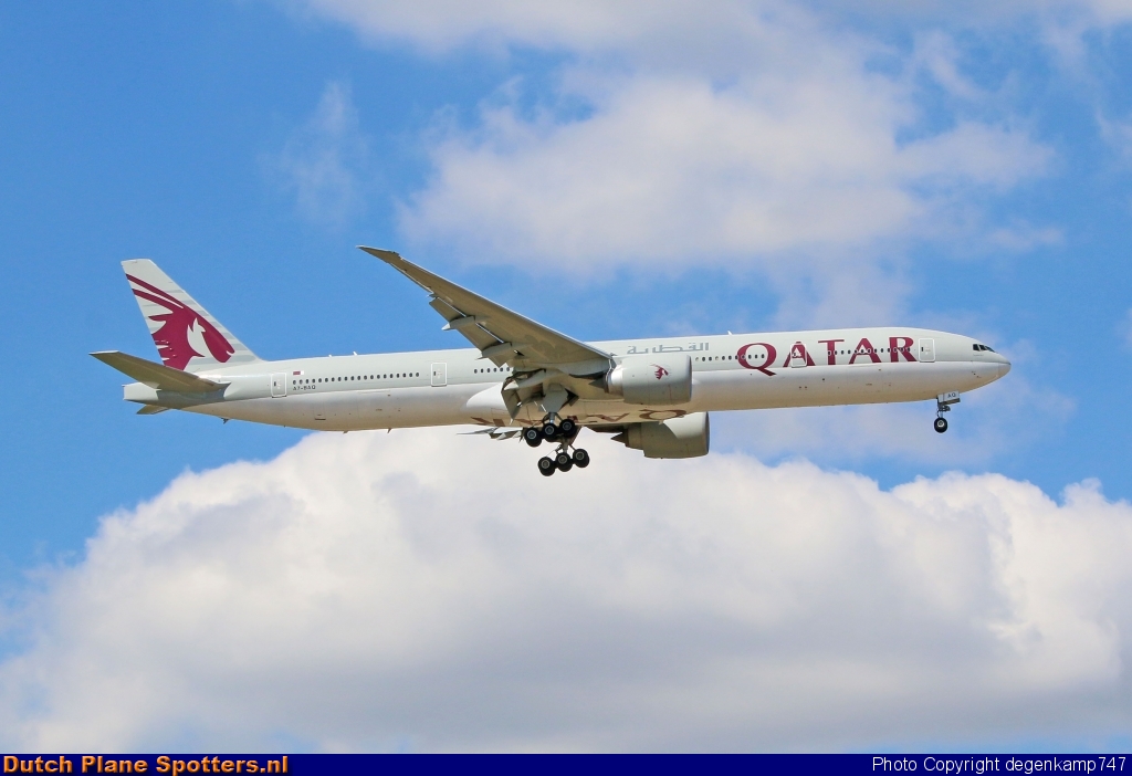 A7-BAQ Boeing 777-300 Qatar Airways by Herman Degenkamp
