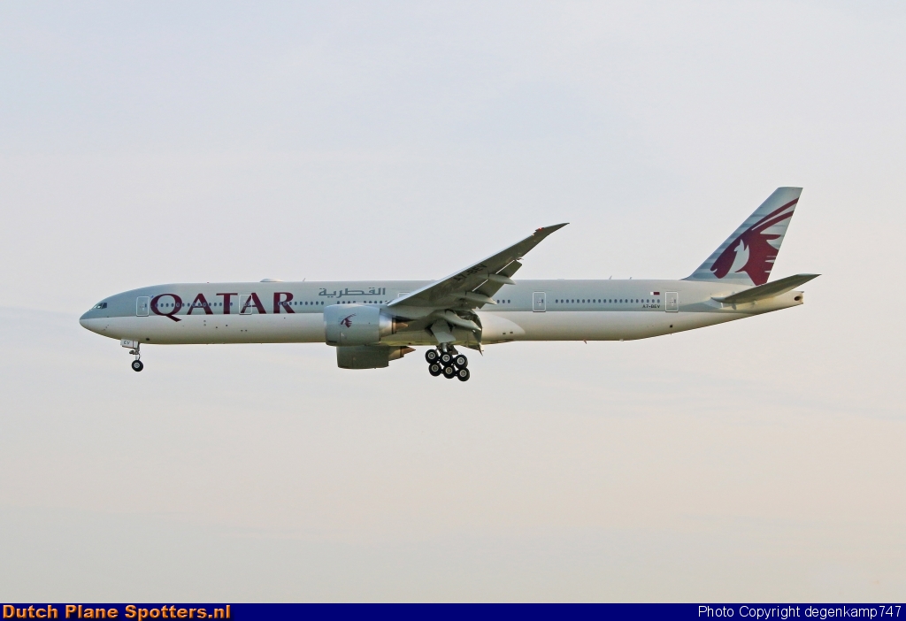A7-BEV Boeing 777-300 Qatar Airways by Herman Degenkamp