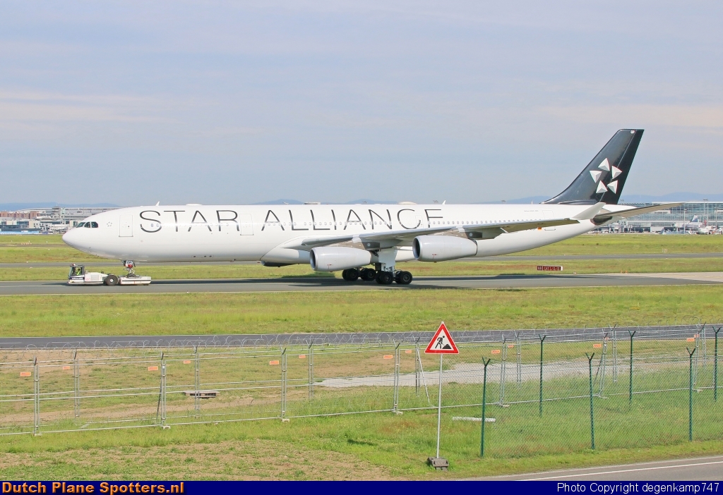 D-AIGP Airbus A340-300 Lufthansa by Herman Degenkamp