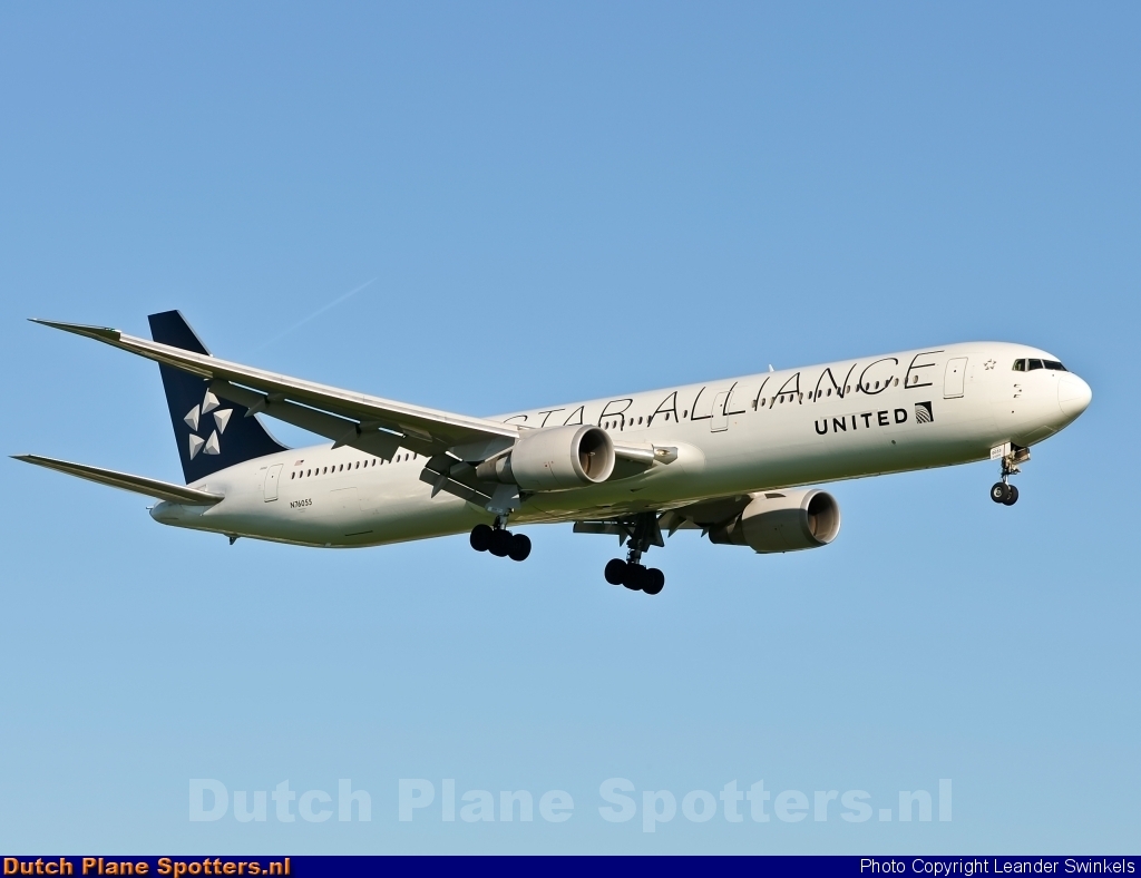 N76055 Boeing 767-400 United Airlines by Leander Swinkels