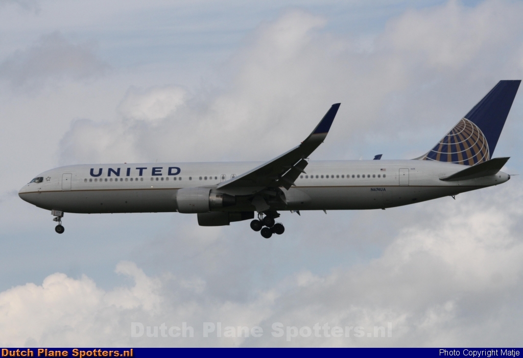 N674UA Boeing 767-300 United Airlines by Matje