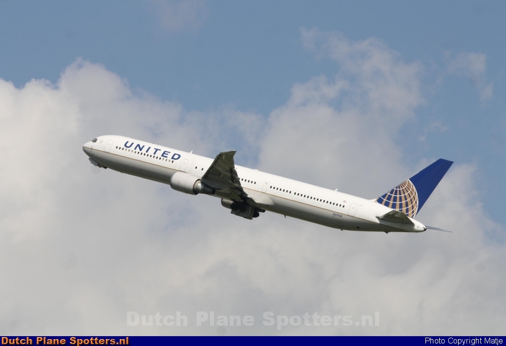 N67058 Boeing 767-400 United Airlines by Matje