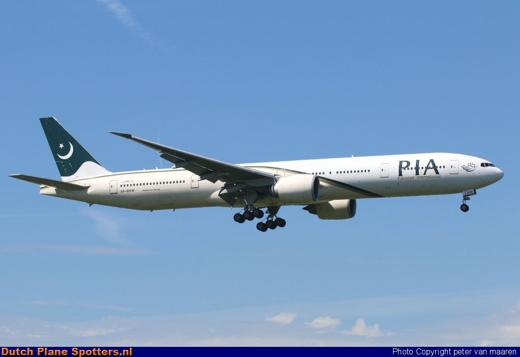 AP-BHW Boeing 777-300 PIA Pakistan International Airlines by peter van maaren