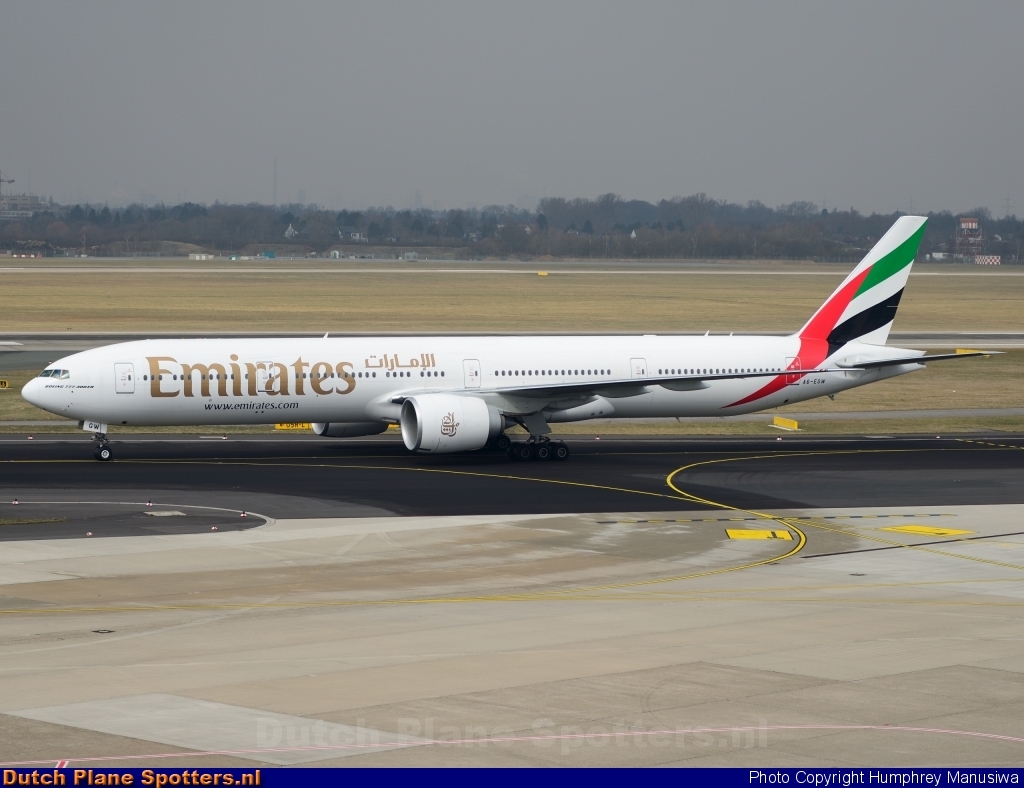 A6-EGW Boeing 777-300 Emirates by Humphrey Manusiwa