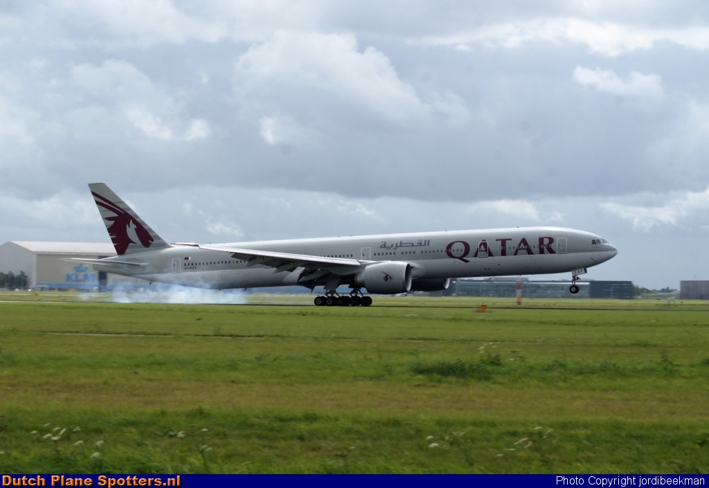 A7-BAY Boeing 777-300 Qatar Airways by jordibeekman