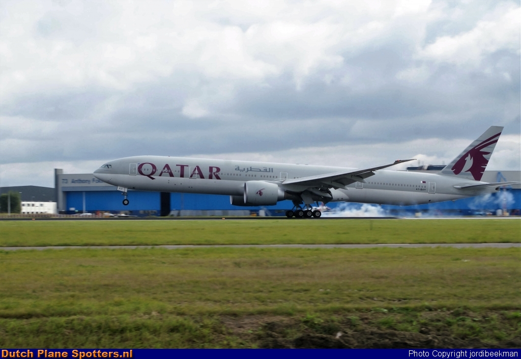 A6-BAY Boeing 777-300 Qatar Airways by jordibeekman