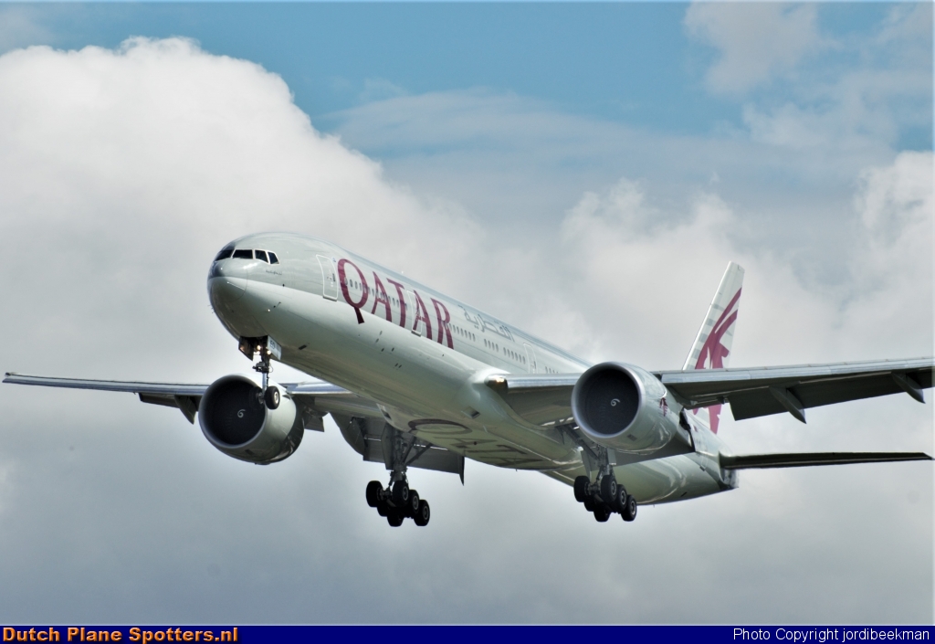 A7-BED Boeing 777-300 Qatar Airways by jordibeekman
