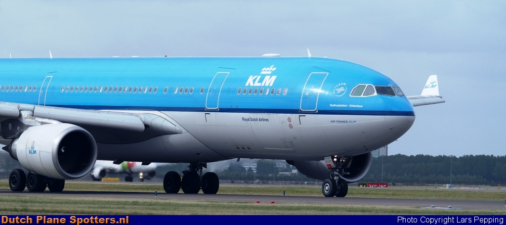 PH-AOK Airbus A330-200 KLM Royal Dutch Airlines by Lars Pepping