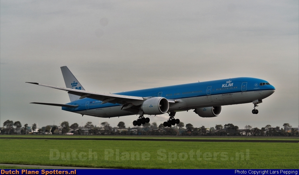 PH-BVG Boeing 777-300 KLM Royal Dutch Airlines by Lars Pepping
