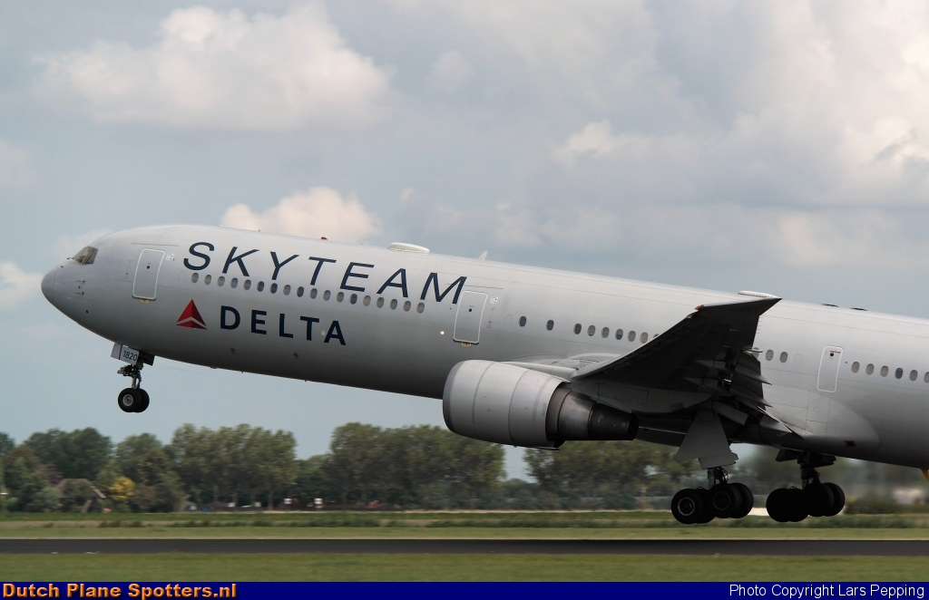 N844MH Boeing 767-400 Delta Airlines by Lars Pepping