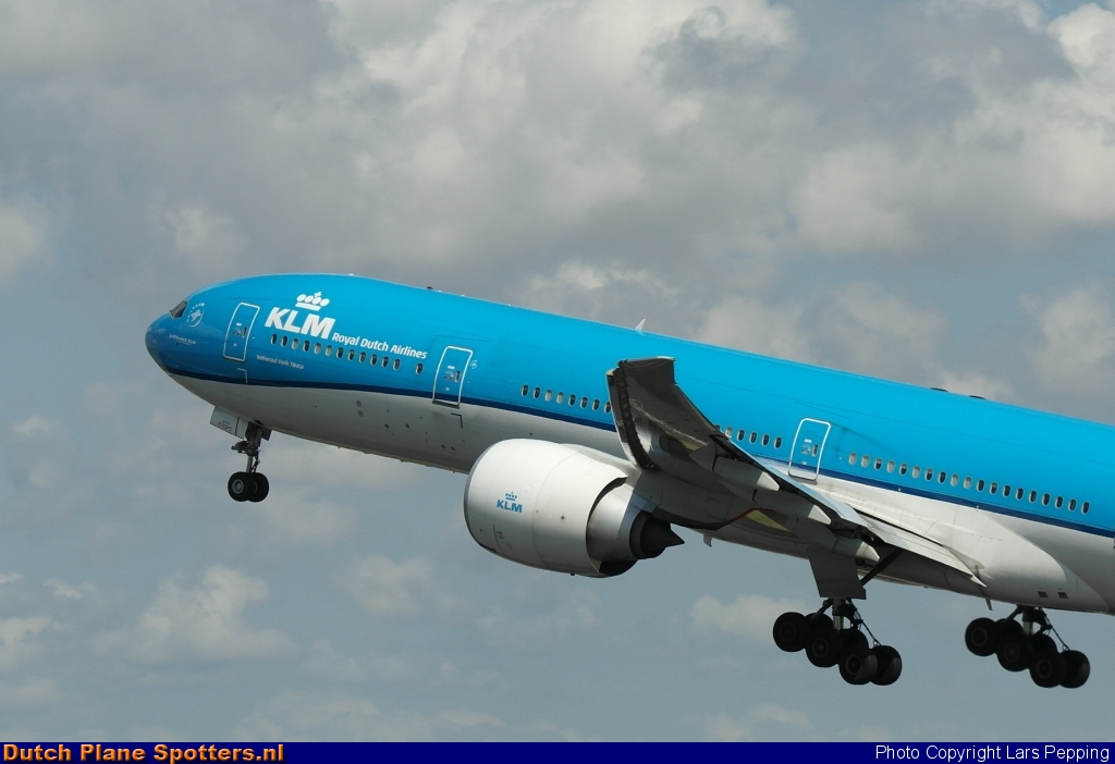 PH-BVN Boeing 777-300 KLM Royal Dutch Airlines by Lars Pepping