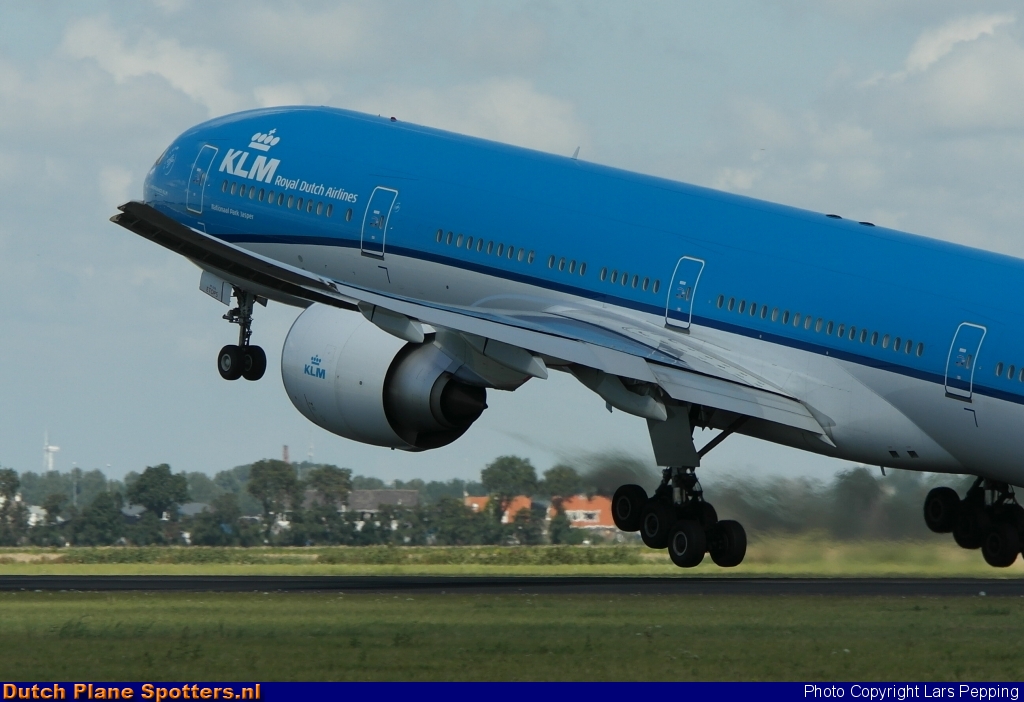 PH-BVP Boeing 777-300 KLM Royal Dutch Airlines by Lars Pepping