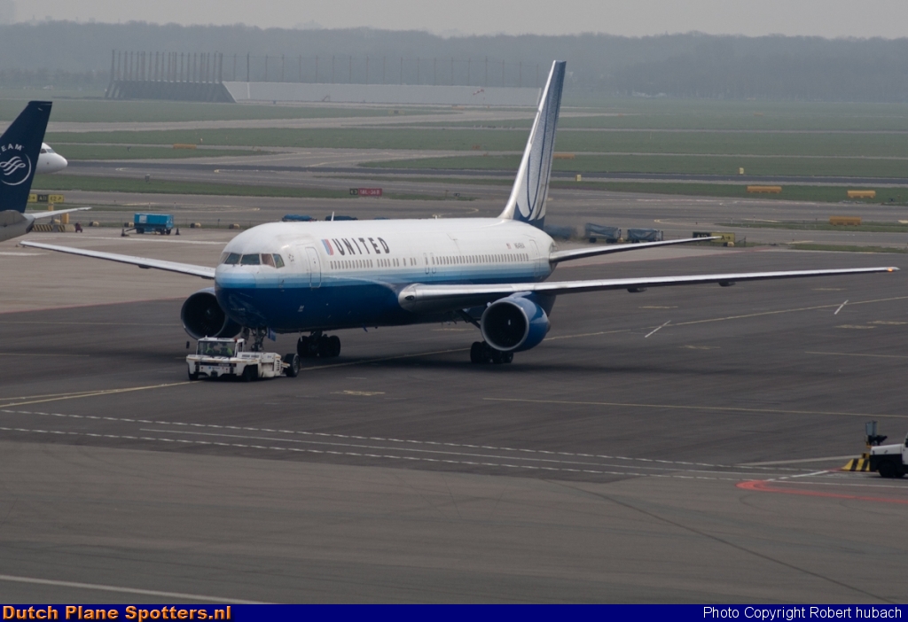 N649UA Boeing 767-300 United Airlines by Robert hubach