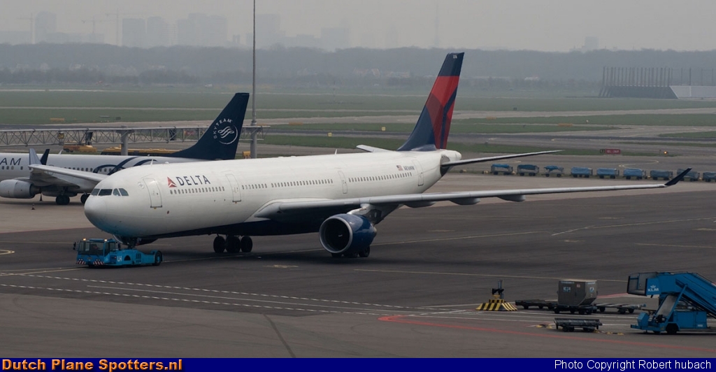 N806NW Airbus A330-200 Delta Airlines by Robert hubach