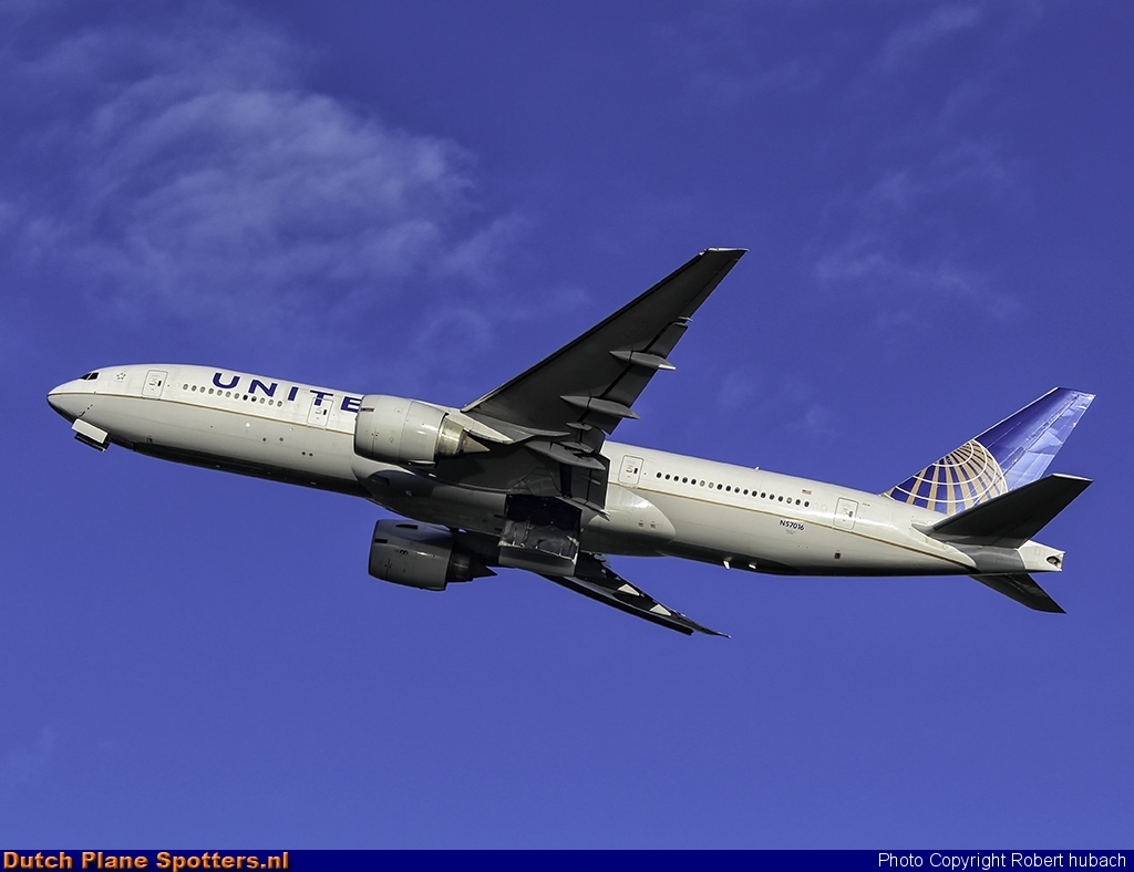 N57016 Boeing 777-200 United Airlines by Robert hubach