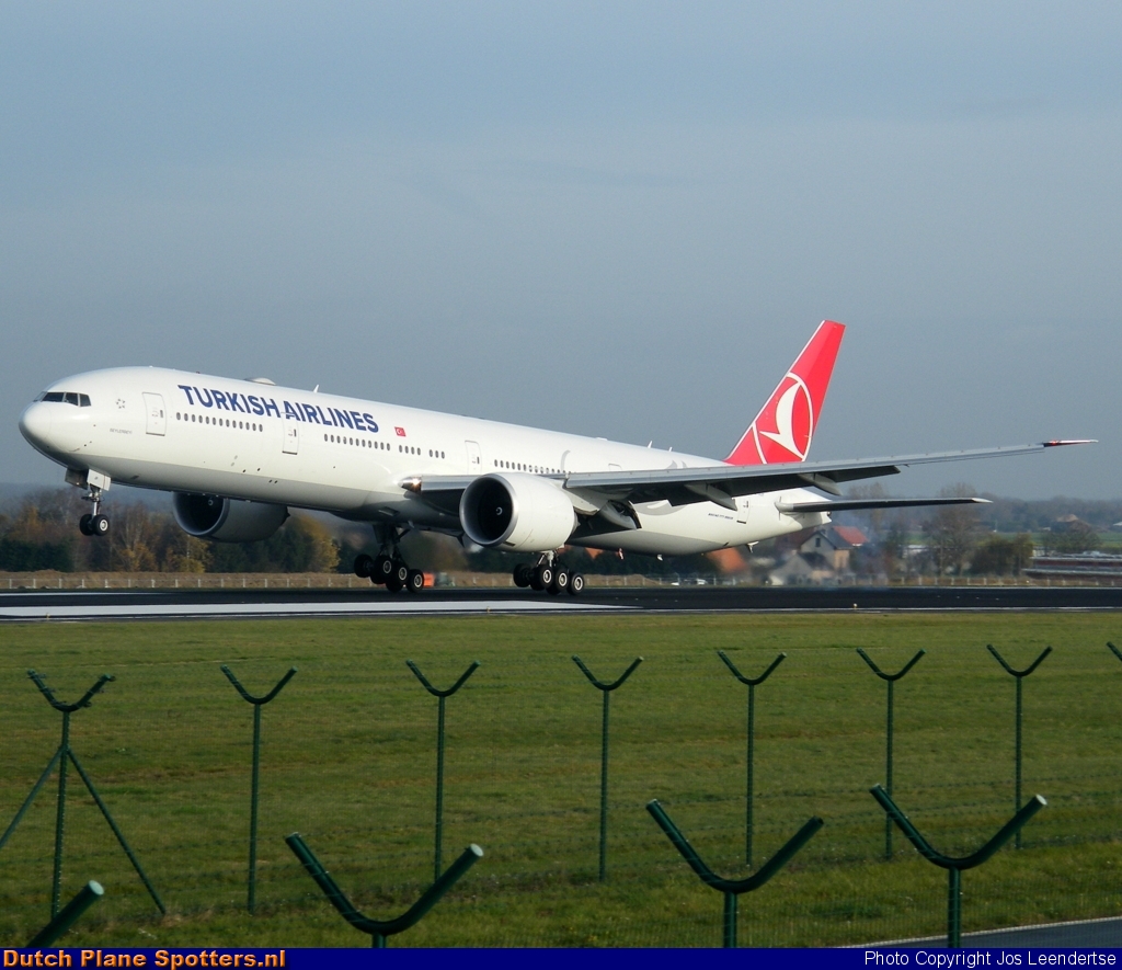 TC-JJF Boeing 777-300 Turkish Airlines by Jos Leendertse