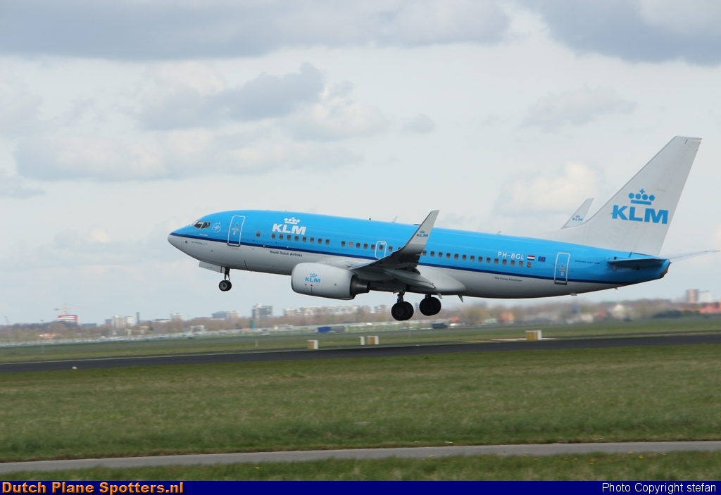 PH-BGL Boeing 737-700 KLM Royal Dutch Airlines by stefan