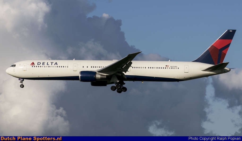 N826MH Boeing 767-400 Delta Airlines by Ralph Popken