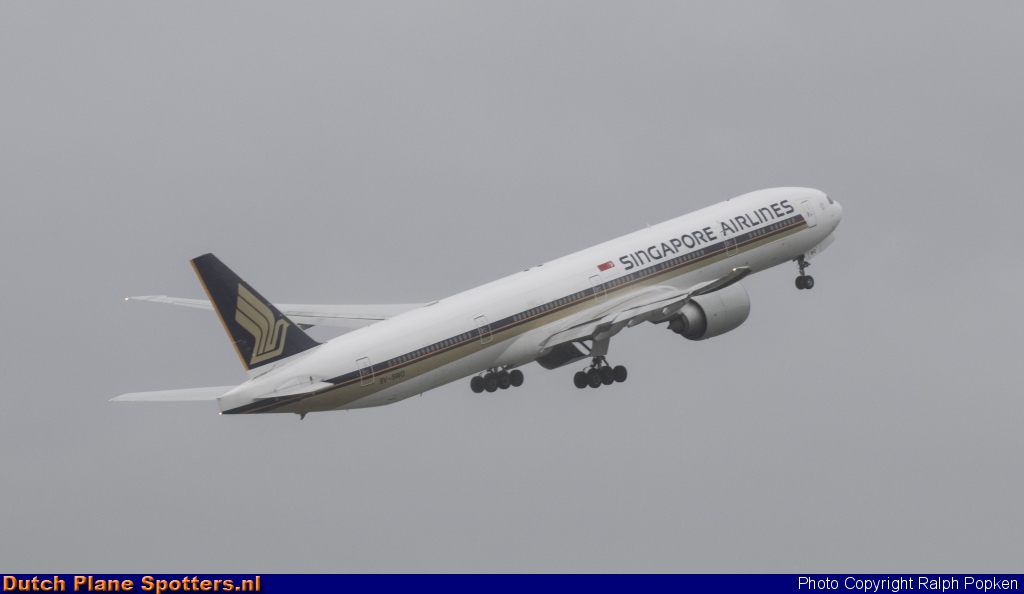 9V-SWO Boeing 777-300 Singapore Airlines by Ralph Popken