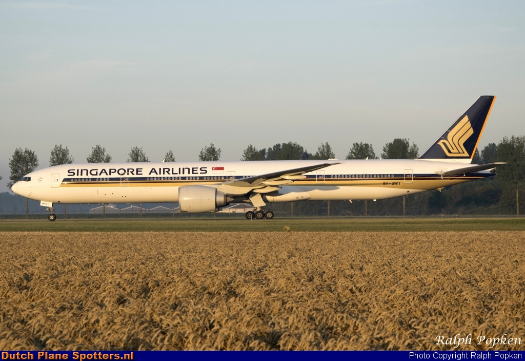 9V-SWT Boeing 777-300 Singapore Airlines by Ralph Popken