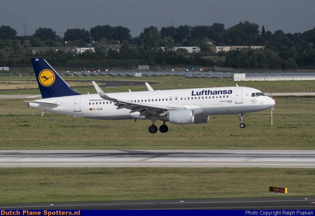 D-AIZW Airbus A320 Lufthansa by Ralph Popken