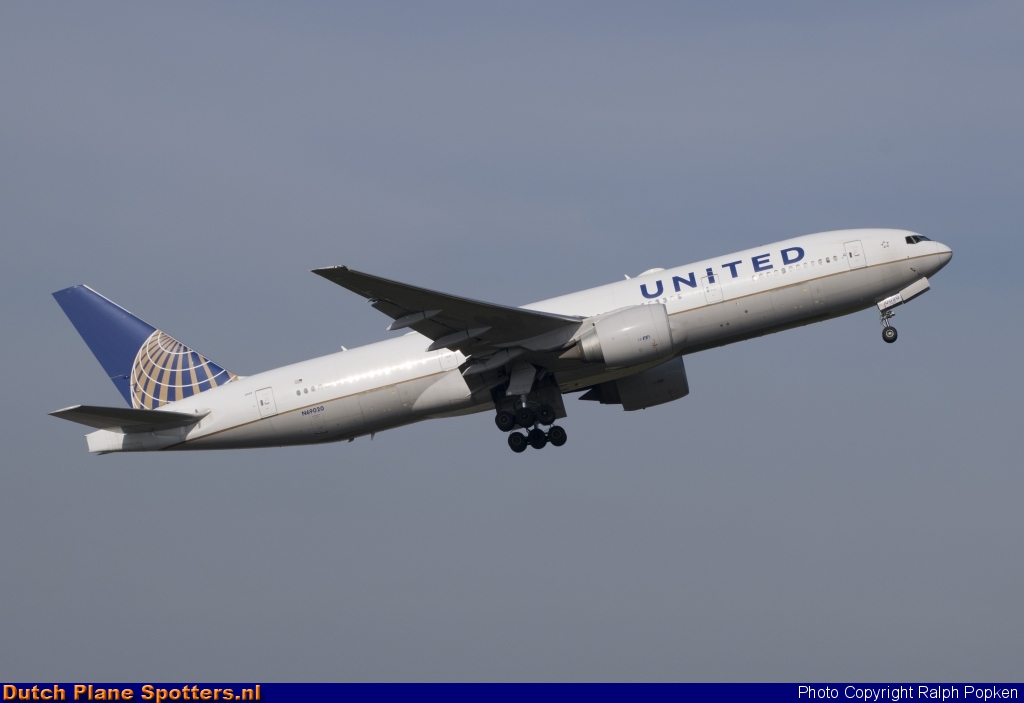 N69020 Boeing 777-200 United Airlines by Ralph Popken