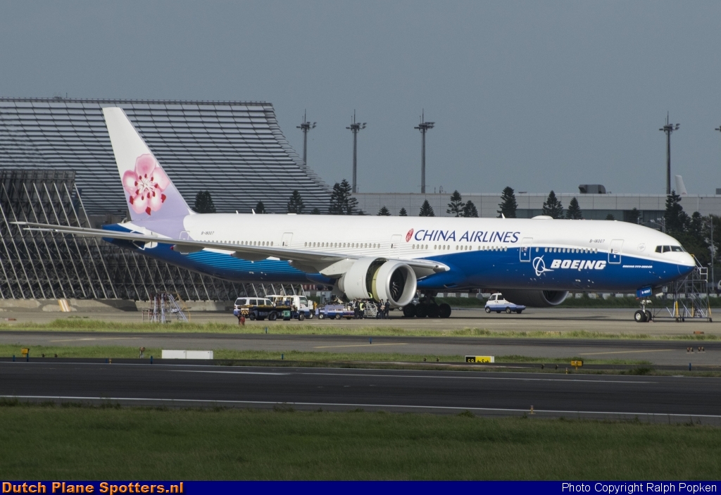 B-18007 Boeing 777-300 China Airlines by Ralph Popken