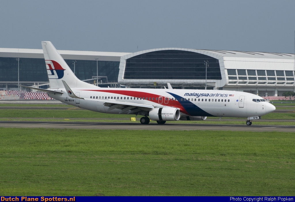 9M-MXW Boeing 737-800 Malaysia Airlines by Ralph Popken