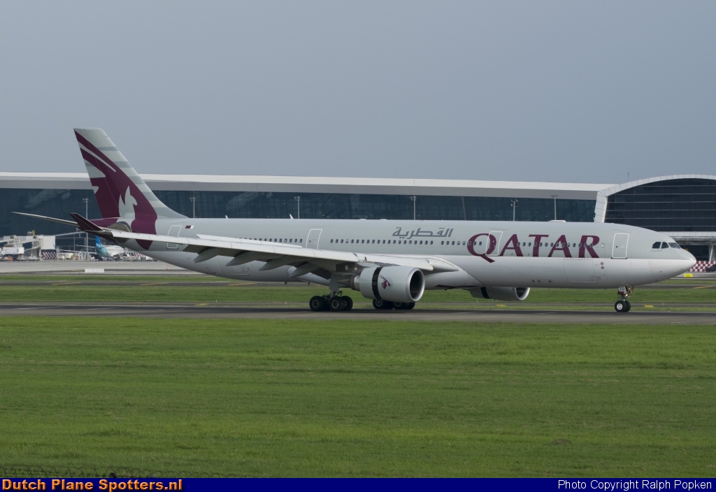 A7-AED Airbus A330-300 Qatar Airways by Ralph Popken